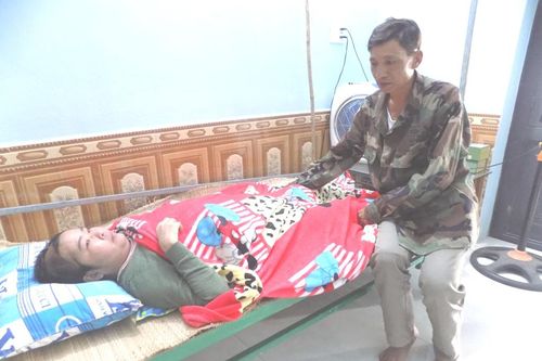 Hai vợ chồng hai nỗi đau