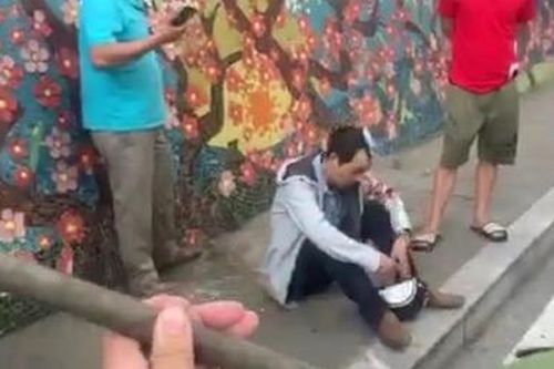 Lái xe tải dùng tuýp sắt đánh chảy máu đầu người đi đường