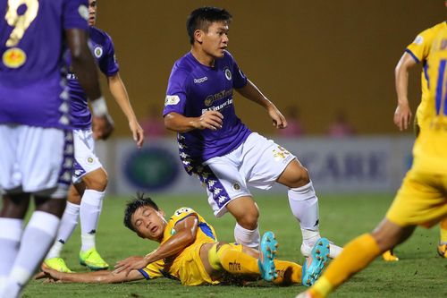 Phan Văn Đức và đồng đội chơi lăn xả, phá hỏng tiệc sinh nhật của Hà Nội FC
