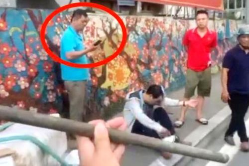 Tài xế xe tải rút tuýp sắt đánh người đi xe máy chảy máu đầu