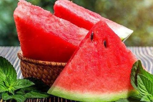 Ăn dưa bảo quản tủ lạnh không tốt rất dễ dính bệnh, chuyên gia chỉ rõ 4 nhóm người cần tránh xa