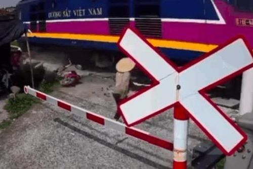 Cố tình băng qua đường ray tàu hỏa, người phụ nữ suýt nhận cái kết kinh hoàng chỉ vài giây sau đó
