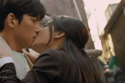 Hôn nhau ngay tập đầu, phim của Ji Chang Wook và Kim Yoo Jung nhận đủ 'gạch đá'