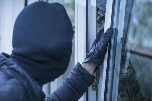 Tên trộm xui xẻo nhiễm COVID-19, đang đi điều trị thì nhà lại bị kẻ khác vào trộm