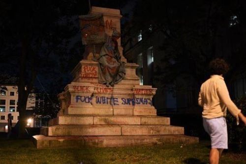 Mỹ: Người biểu tình kéo đổ tượng tướng Albert Pike ở Thủ đô Washington
