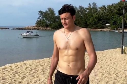 Sau ảnh mất 6 múi, Văn Lâm khoe body vạm vỡ khi đi du lịch
