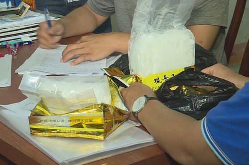 Bắt 3 thanh niên vận chuyển thuê 1,8 kg ma túy đá