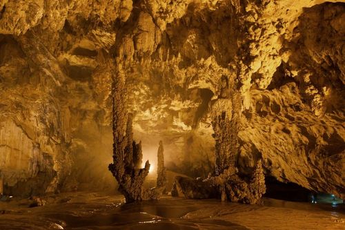 Khám phá hang động đá vôi 300 triệu năm ở Cao Bằng