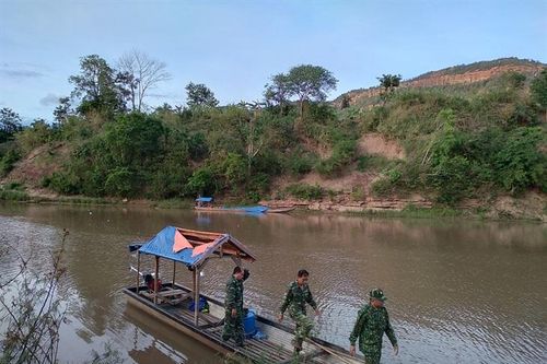 Căng mình ngăn chặn hàng lậu qua sông Sê Pôn