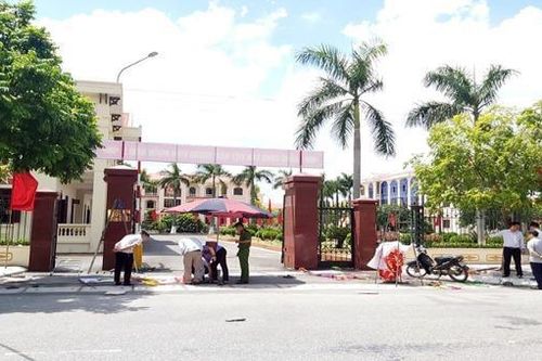 3 người thương vong do bị điện giật khi căng pano trước cổng trụ sở huyện ủy