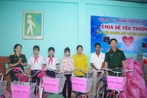 Bộ chỉ huy quân sự tỉnh Thừa Thiên Huế tặng quà các gia đình có hoàn cảnh khó khăn