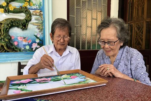 Người giữ hồn tranh gói vải độc đáo