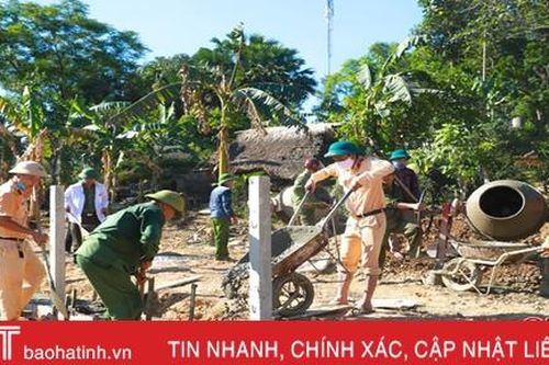 Vượt nắng nóng, 60 cán bộ, chiến sĩ giúp người dân xã miền núi Hà Tĩnh xây dựng nông thôn mới