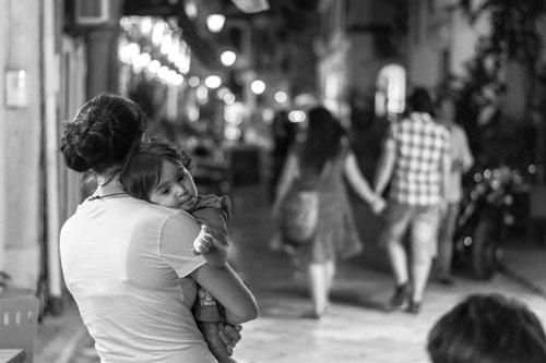 Khi bão dông ngang qua tổ ấm
