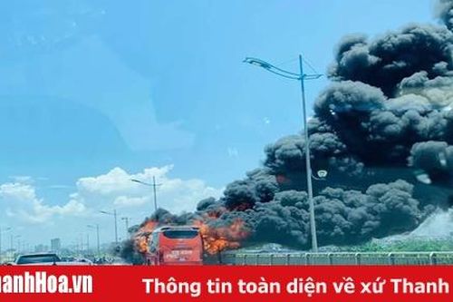 Đang lưu thông, xe khách giường nằm bốc cháy dữ dội