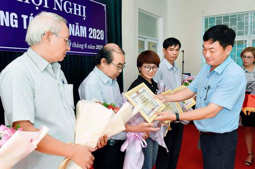 Báo Gia Lai tặng giấy khen cho 7 cộng tác viên tiêu biểu
