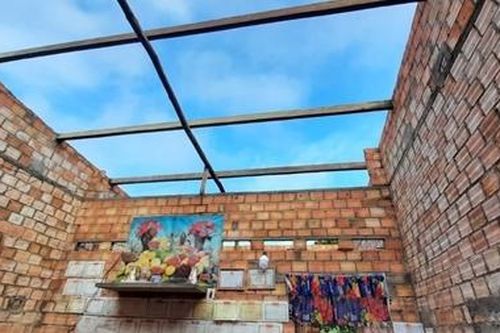 Giúp bạn dọn dẹp sau lốc xoáy bị cây đè chết