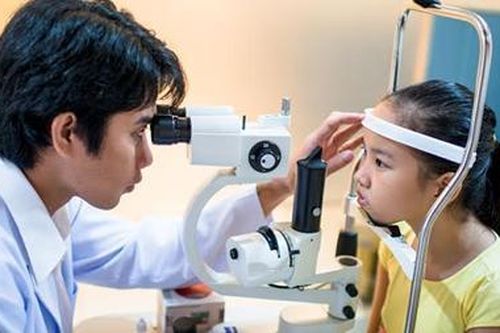 70% trẻ lác mắt có kèm theo tật khúc xạ không được chỉnh kính