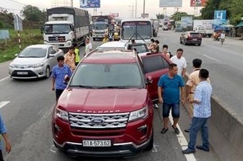 4 ô tô va chạm liên hoàn trên đường dẫn cao tốc TP HCM – Trung Lương