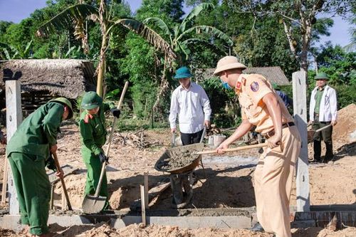 60 cán bộ, chiến sĩ giúp người dân xây dựng nông thôn mới
