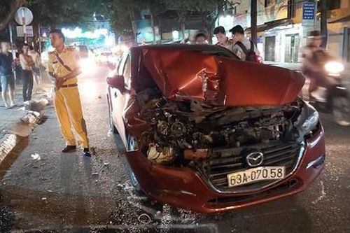 Xe 4 chỗ gây tai nạn liên hoàn, tài xế có dấu hiệu uống rượu bia