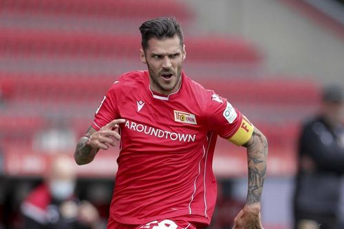 Bundesliga: Ăn mừng bất chấp lệnh cấm, 2 cầu thủ bị bắt đi cách ly
