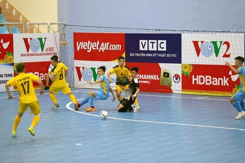 Futsal HDBank VĐQG 2020: Sahako ngược dòng giữ ngôi đầu