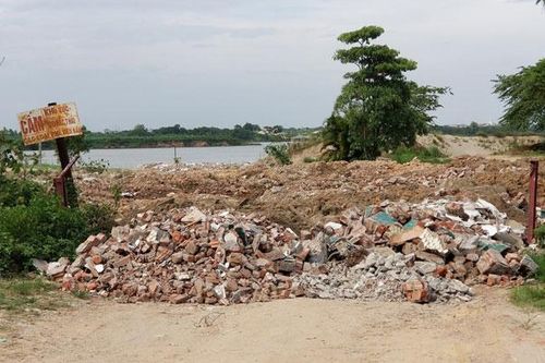 Xử lý nghiêm nạn đổ phế thải ven sông Hồng