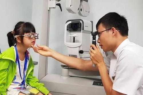 Trẻ lác mắt, sụp mi, không chỉ là chuyện thẩm mỹ