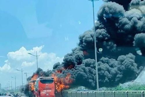 Xe khách gường nằm bốc cháy dữ dội, 18 hành khách thoát nạn