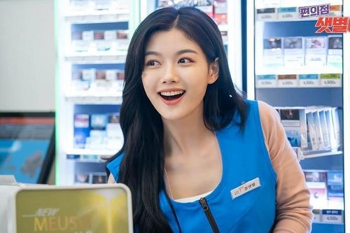 Hết nụ hôn đầu, đến lượt trang phục của Kim Yoo Jung trong phim mới bị chỉ trích