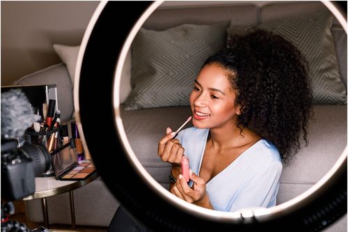 Influencer da đen chỉ được nhận 1/10 lương so với đồng nghiệp