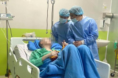 Nam phi công người Anh cần thêm thời gian để phục hồi chức năng vận động