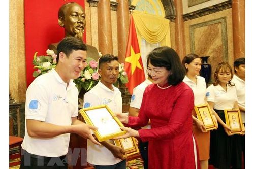 Tuyên dương 22 gia đình trẻ tiêu biểu toàn quốc