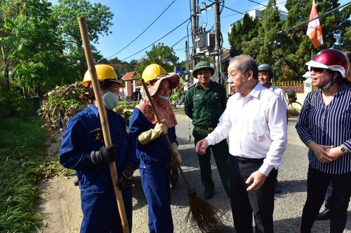 1.500 người thu dọn hàng tấn rác giữa trời nắng nóng trên Thượng Thành
