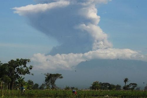 Núi lửa Merapi từng làm 353 người thiệt mạng, lại phun trào tro bụi cao 6km