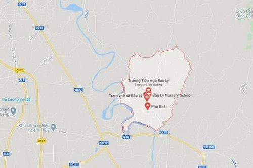 Con trai cầm cào bổ vào vai bố vì chưa nấu cơm