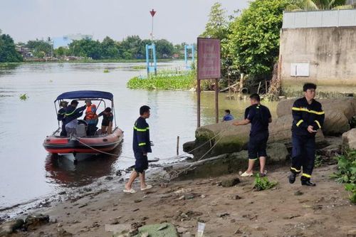 Bị 'giang hồ đòi nợ', người đàn ông nhảy sông Sài Gòn tự tử