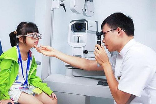 70% trẻ bị lác có kèm theo các tật khúc xạ do không được chỉnh kính