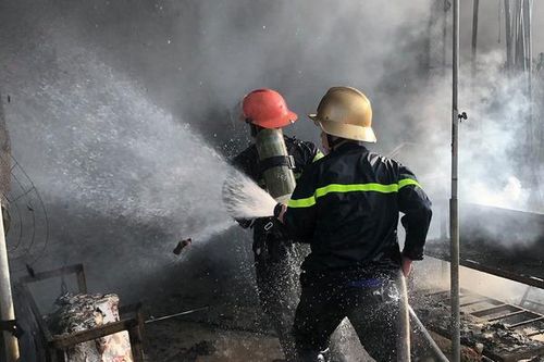Cháy chợ ở Nghệ An, nhiều gian hàng bị thiêu rụi