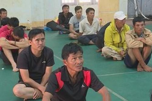 Đột kích bắt giữ 23 đối tượng đang say sưa đá gà ăn tiền trong rẫy