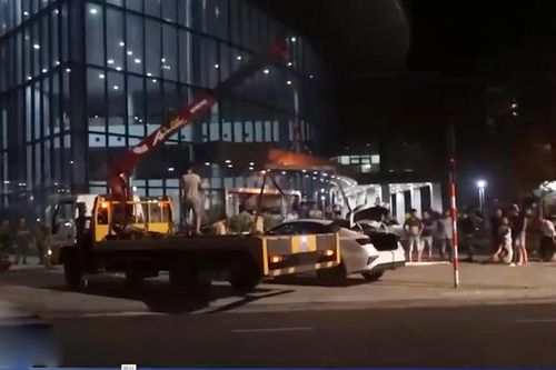 Tai nạn giao thông làm vỡ cửa kính tòa nhà Trung tâm hành chính Đà Nẵng