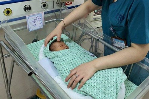 Thông tin mới nhất về sức khỏe bé sơ sinh bị bỏ rơi dưới hố ga