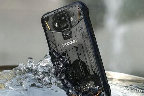 Trên tay smartphone 'nồi đồng cống đá', pin 5.050 mAh, RAM 4 GB, giá rẻ bất ngờ