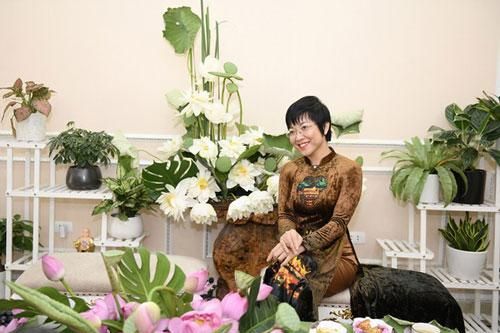 MC Thảo Vân dịu dàng trong tà áo dài, duyên dáng bên hoa sen