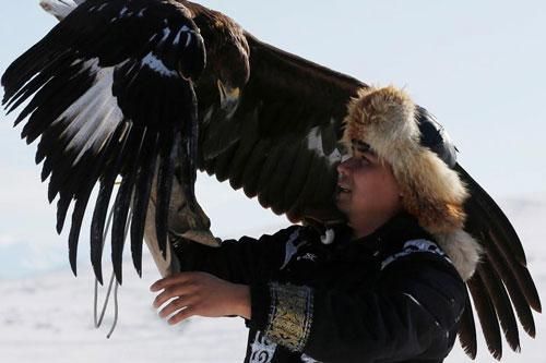 Những chú đại bàng vàng dũng mãnh bên cạnh thợ săn Kazakhstan