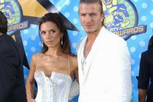 Ở độ tuổi 20, Victoria Beckham thường mặc quần áo bó vì cảm thấy bất an