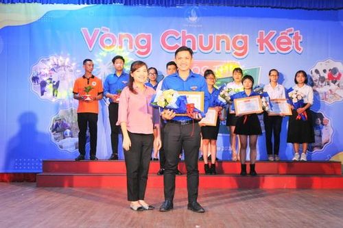 Thí sinh Sú Ngọc Vinh đoạt giải Nhất cuộc thi ý tưởng tình nguyện sinh viên Đồng Nai