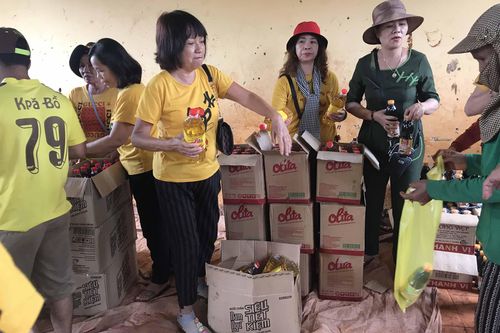 Tặng 300 suất quà cho người nghèo, khó khăn xã Ia H'lôp và Ia Ko