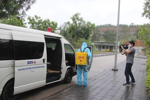 Những phóng viên mang 'tinh thần thép' chống dịch Covid-19